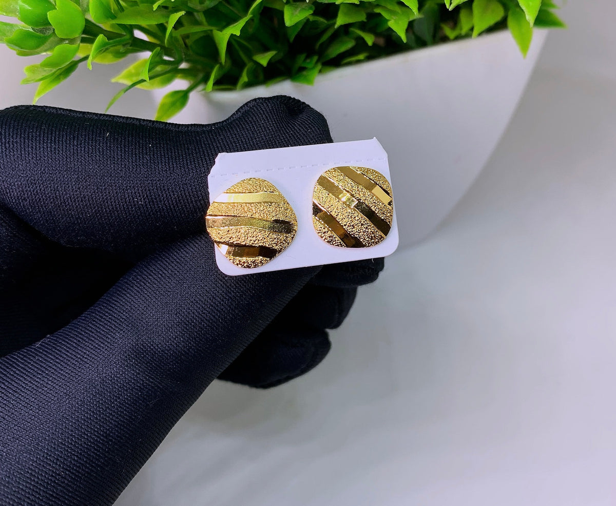 Gold-toned striped round hypoallergic modern stud fashion earrings